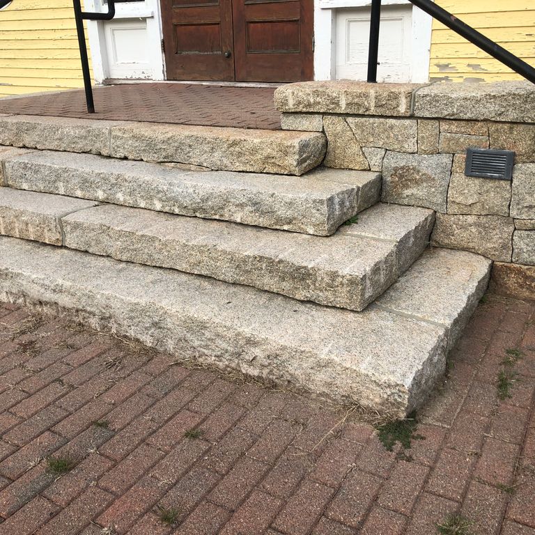 The image shows this material being used in a monolithic steps application. Dominant colors shown are beige, gray and white. The color mix creates a cool feeling.