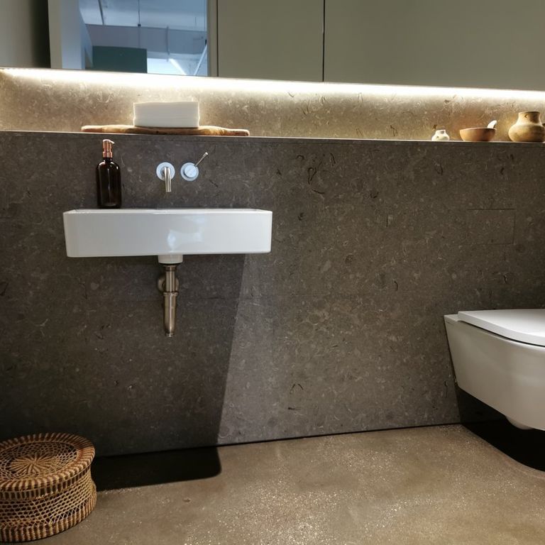 Application image for Fossil Gray Limestone. The image shows this material being used in an interior cladding application. The dominant color shown is gray. The color mix creates a warm feeling.