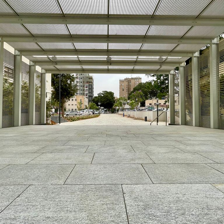 Application image for Pietra Italia Gneiss - Blue. The image shows this material being used in a patio pavers application. The surface finish shown is flamed. The dominant color shown is gray. The color mix creates a warm feeling. Regular and cloudy color patterns.