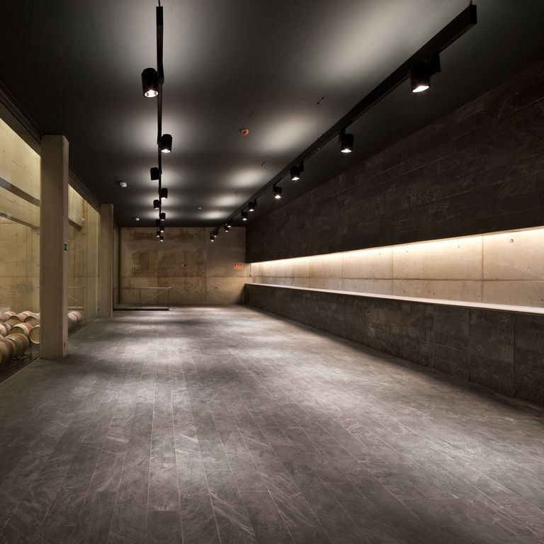 Application image for Iberian Gray Slate. The image shows this material being used for interior floor and full bed veneer. The surface finish shown is flamed. The dominant color shown is gray. Linear color pattern.