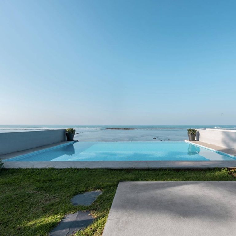 Application image for Limestone - Casablanca. The image shows this material being used in a pool coping application. The dominant color shown is gray. The color mix creates a cool feeling.