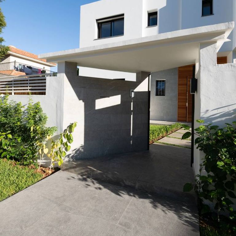 Application image for Casablanca Limestone. The image shows this material being used in a patio pavers application. The surface finish shown is flamed. The dominant color shown is gray. The color mix creates a cool feeling.