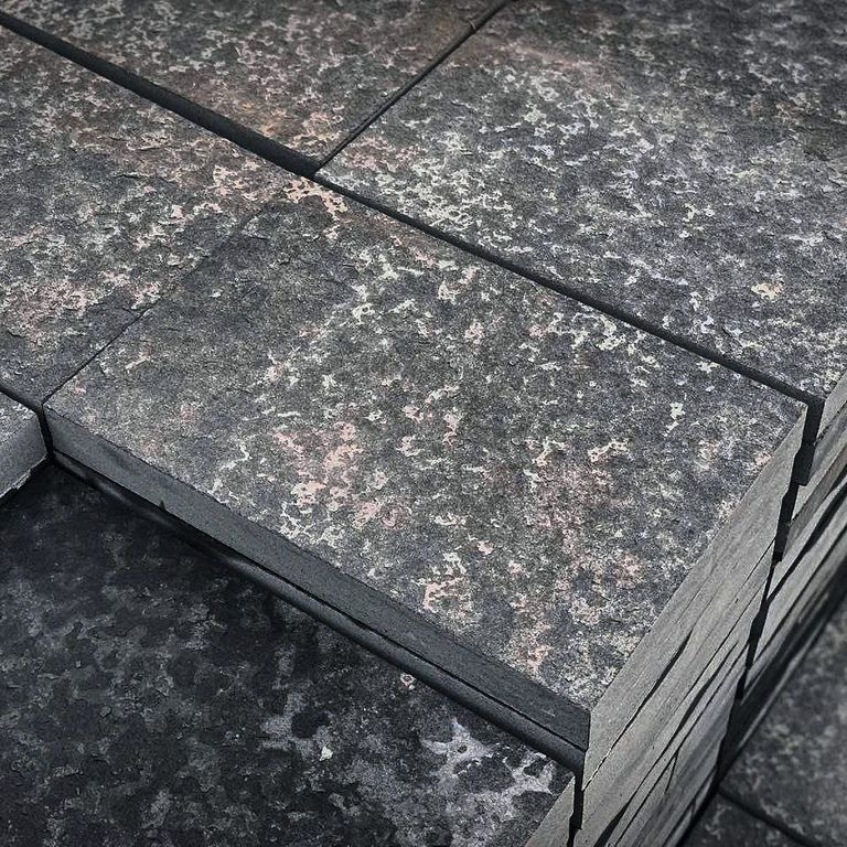 Application image for Basalt - Black Moon. Dominant colors shown are black and gray. The color mix creates a cool feeling.