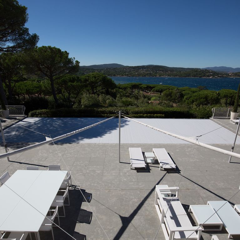 Application image for Montserrat Gray Limestone. The image shows this material being used for pool coping, patio pavers and pool deck pavers. The dominant color shown is gray. The color mix creates a cool feeling.