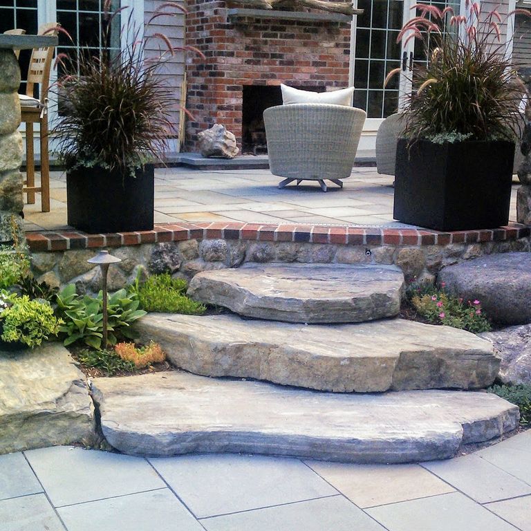 The image shows this material being used for landings and monolithic steps. The dominant color shown is gray; with beige, brown, pink and white secondaries.