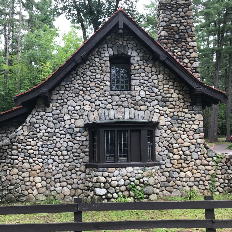Application image for New England Fieldstone Rounds. The image shows this material being used in a full bed veneer application. The surface finish shown is weathered. The dominant color shown is gray. The color mix creates a warm feeling.