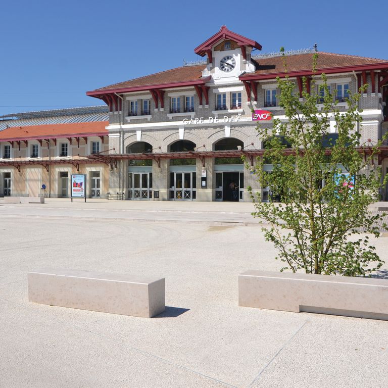 Feature image for Limestone - Classico Beige. The image shows this material being used for seating & benches and public area. The dominant color shown is beige; with gray, pink, purple, white, tan and cream secondaries. Solid, fine speckled and cloudy color patterns.