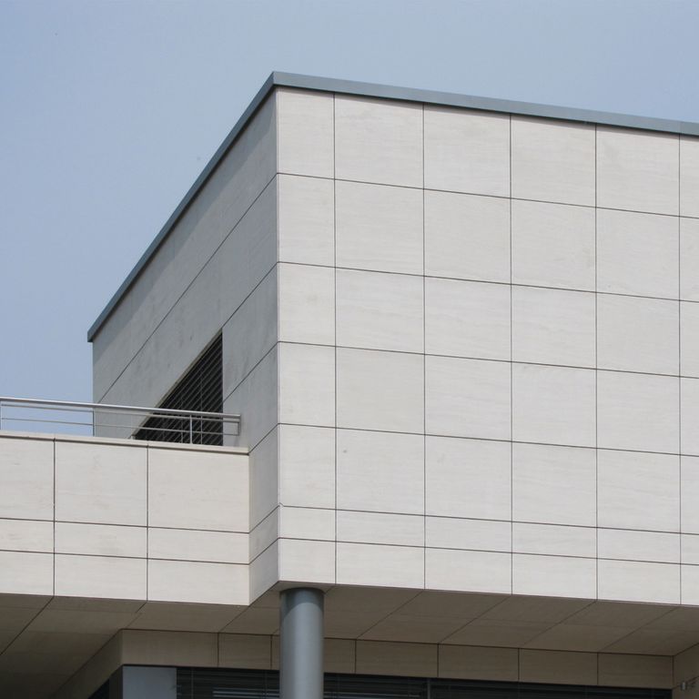 Application image for Limestone - Portuguese Cremsar. The image shows this material being used in a full bed veneer application.