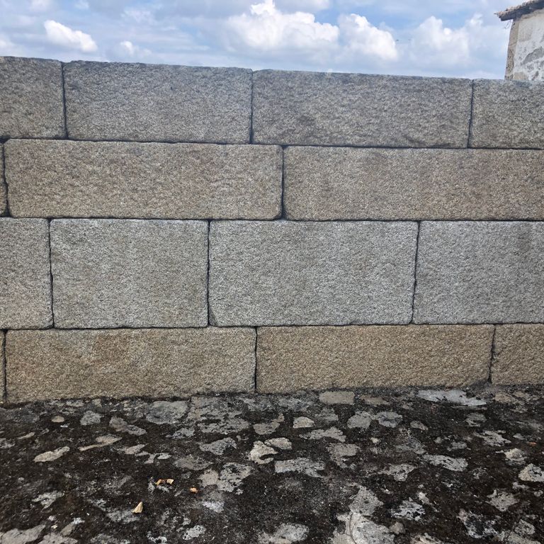 The image shows this material being used in a landscape wallstone application.