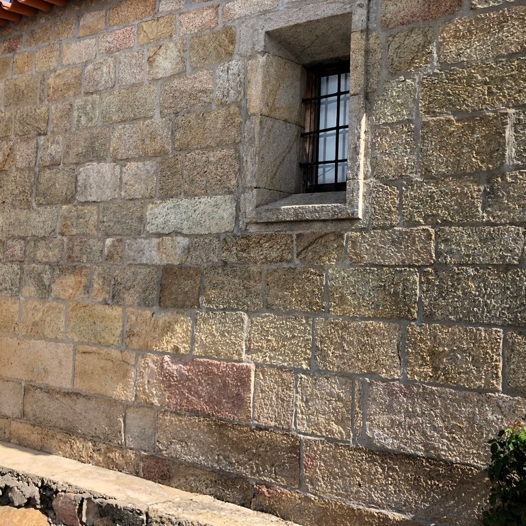 The image shows this material being used in a landscape wallstone application.