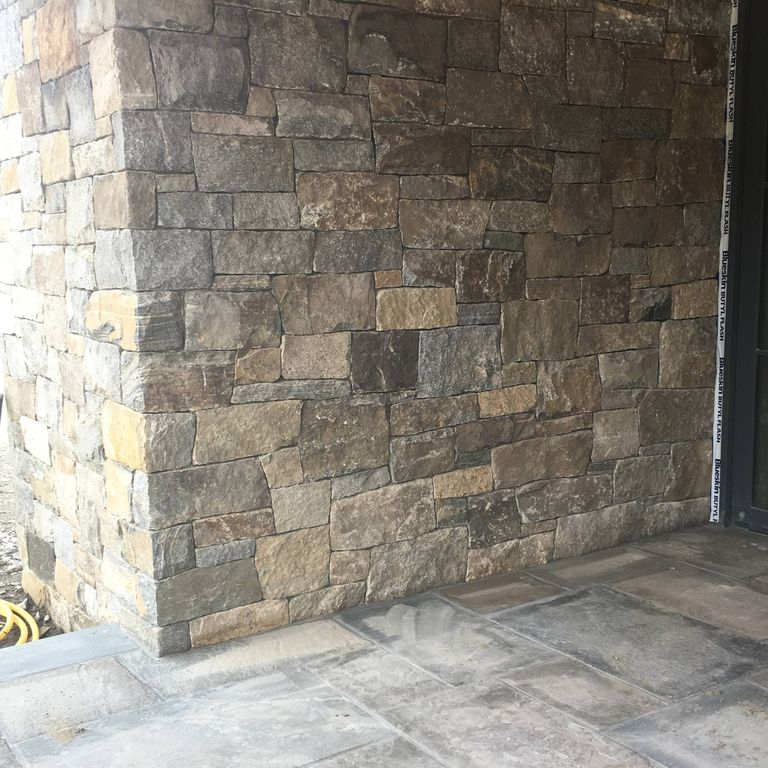 Application image for Fieldstone - Old New England Wall.. The image shows this material being used for full bed veneer and thin veneer.