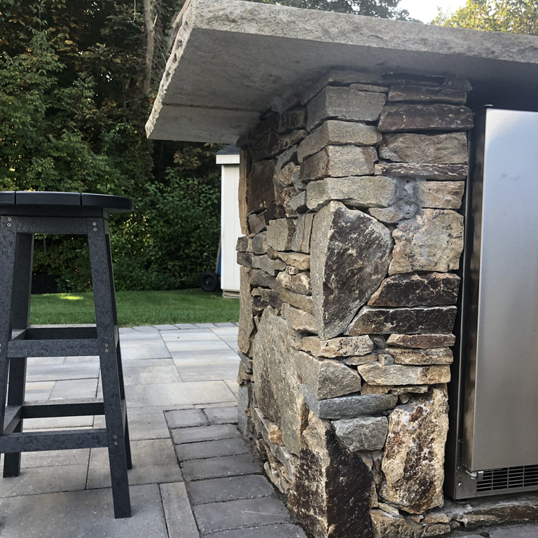 Application image for Granite - Nutmeg Ridge. The image shows this material being used for full bed veneer and thin veneer.