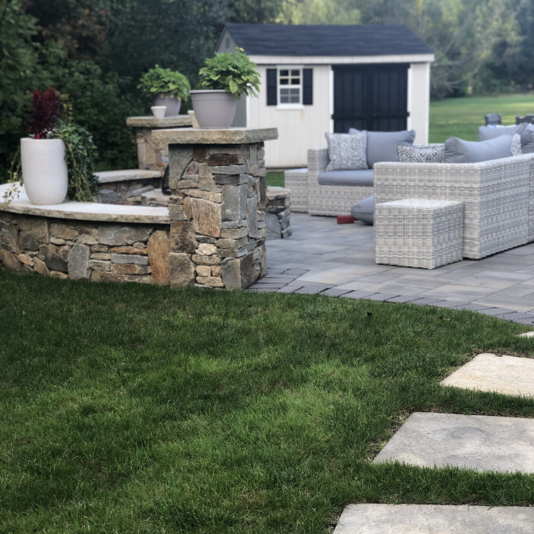 Application image for Granite - Nutmeg Ridge. The image shows this material being used for full bed veneer and thin veneer.