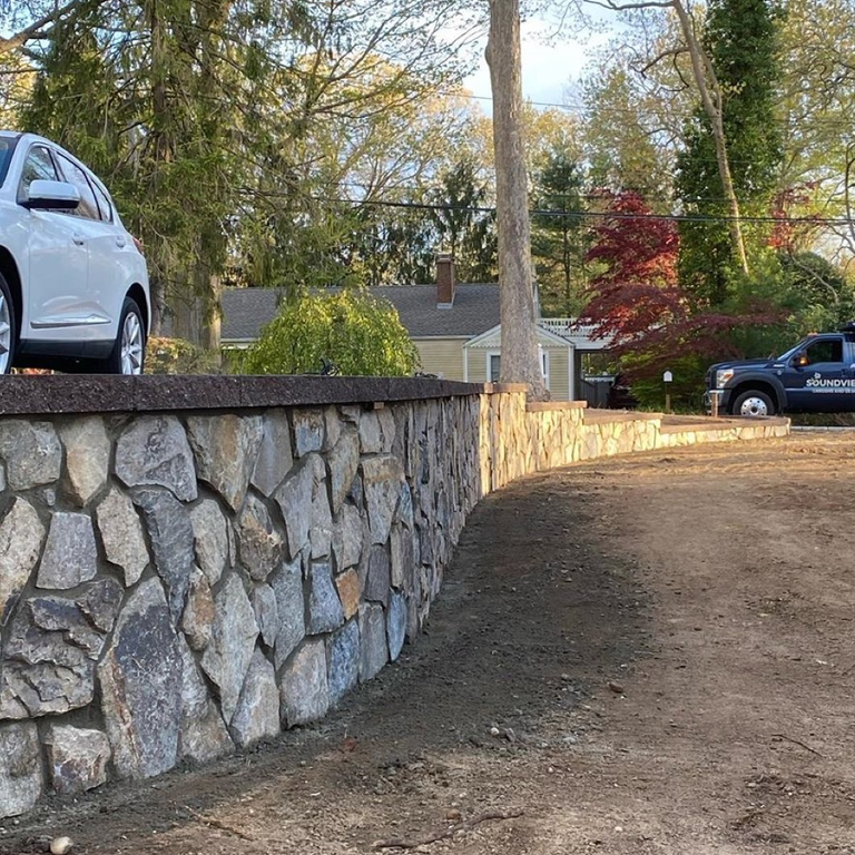 Application image for Granite - Nutmeg Ridge. The image shows this material being used for full bed veneer and thin veneer.
