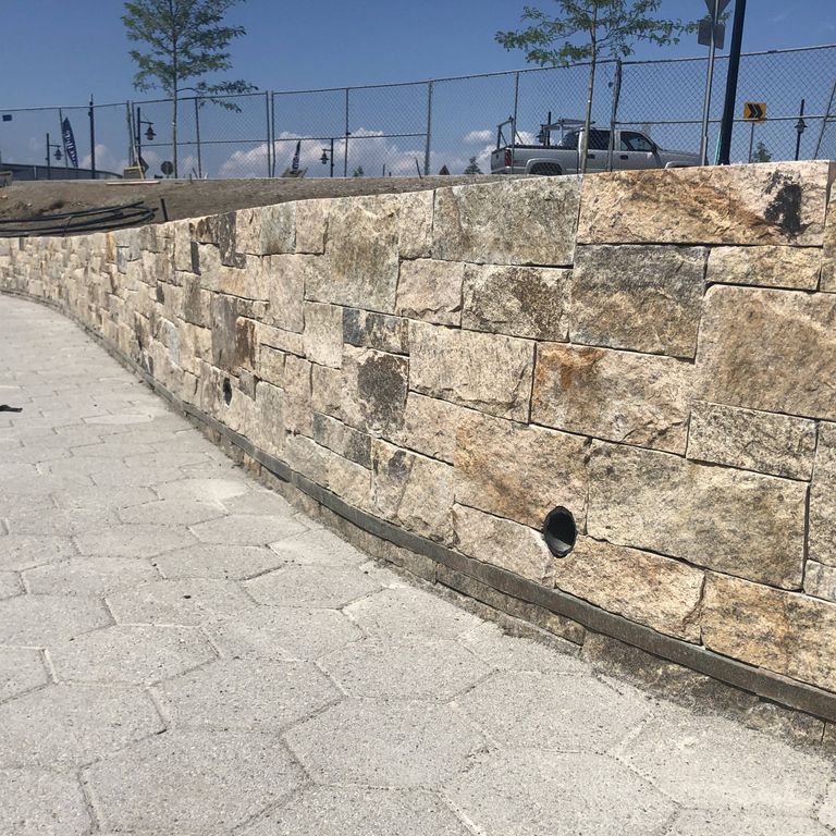 Application image for Granite - Nutmeg Ridge. The image shows this material being used for full bed veneer and thin veneer.