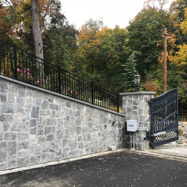 Application image for Greenwich Blue Granite. The image shows this material being used for full bed veneer and thin veneer. The surface finish shown is split-face. The dominant color shown is gray. The color mix creates a warm feeling. Regular color pattern.