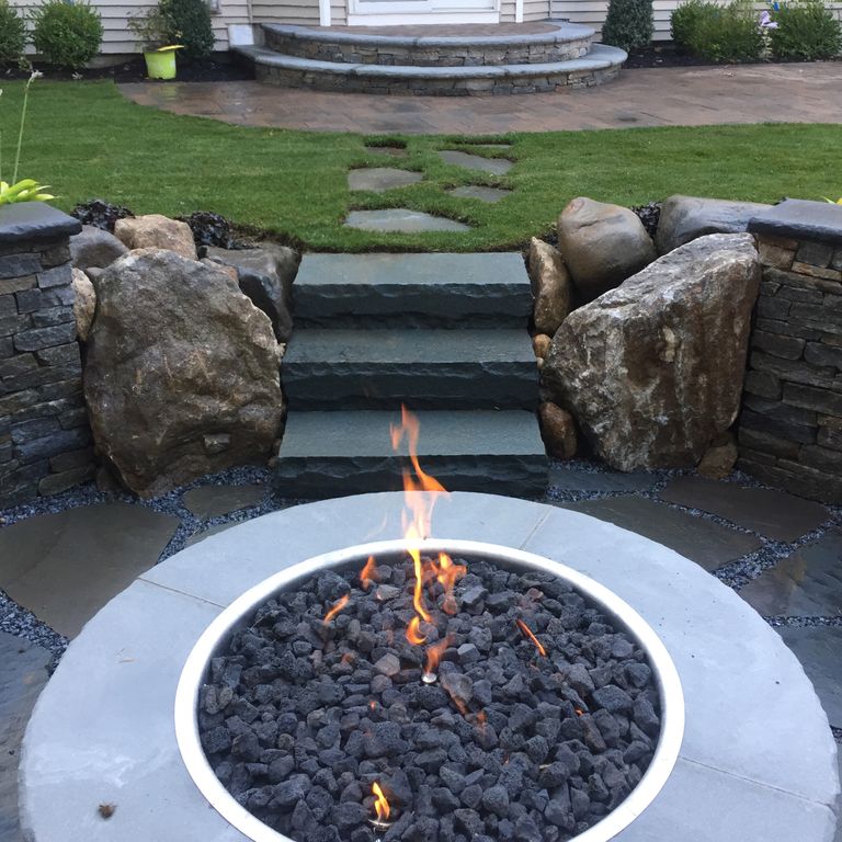 Application image for Granite - Spruce Mountain. The image shows this material being used in a landscape wallstone application.
