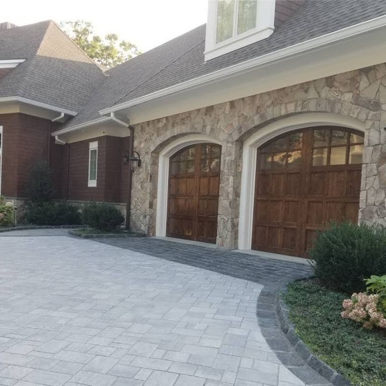 Application image for Granite - Colonial Tan. The image shows this material being used for full bed veneer and thin veneer.