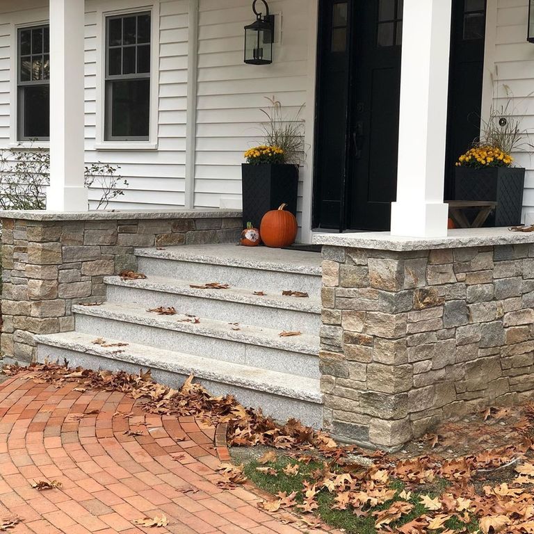 Application image for Granite - Colonial Tan. The image shows this material being used for full bed veneer and thin veneer.