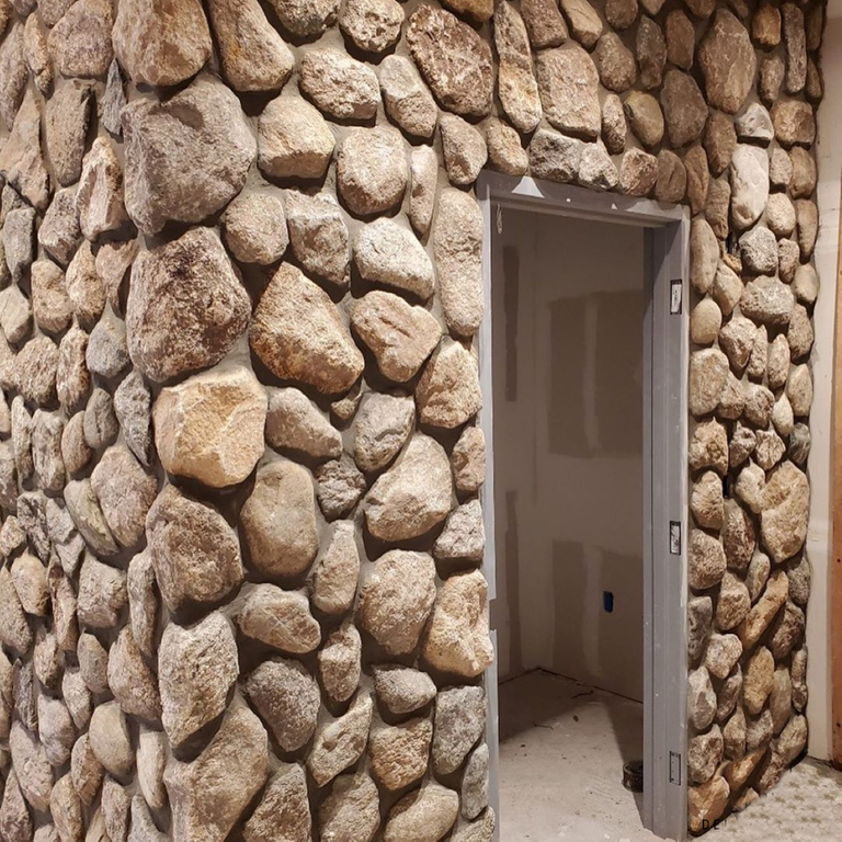 Application image for Fieldstone - Old New England Round.. The image shows this material being used in a thin veneer application.