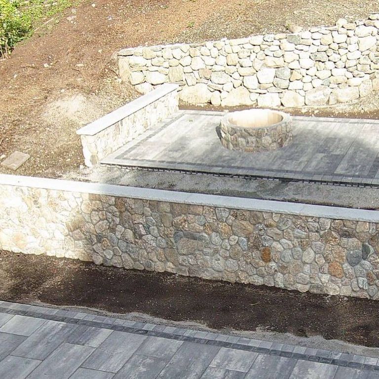 Application image for Fieldstone - Old New England Round.. The image shows this material being used in a thin veneer application.