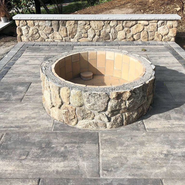 Application image for Fieldstone - Old New England Round.. The image shows this material being used for outdoor fire concepts and thin veneer.