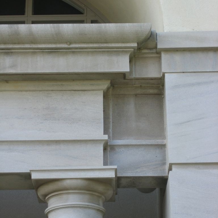 The image shows this material being used for columns and full bed veneer.