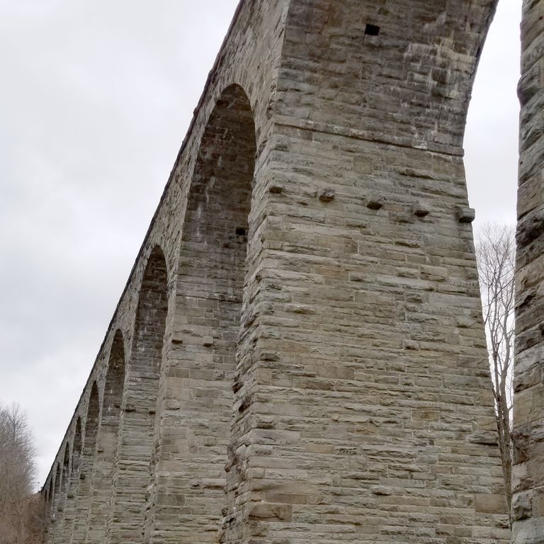 The image shows this material being used in a landscape wallstone application.