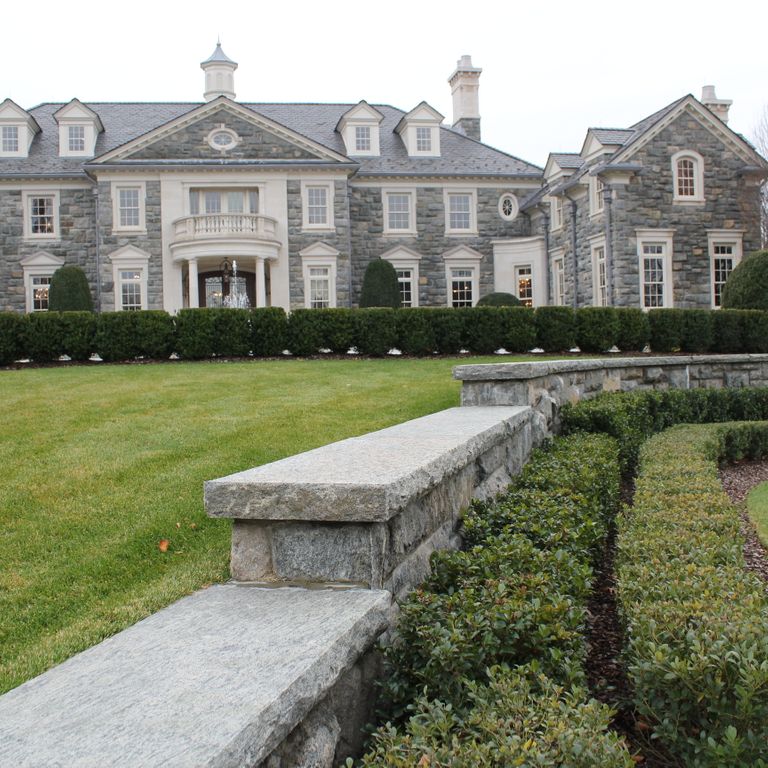 The image shows this material being used in a landscape wallstone application. Streaked color pattern.