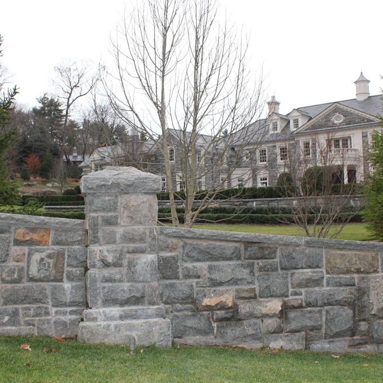The image shows this material being used in a landscape wallstone application. Streaked color pattern.