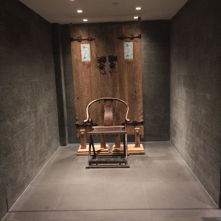 Application image for Basalt - Ankar Black. The image shows this material being used for interior floor, full bed veneer and thin veneer.