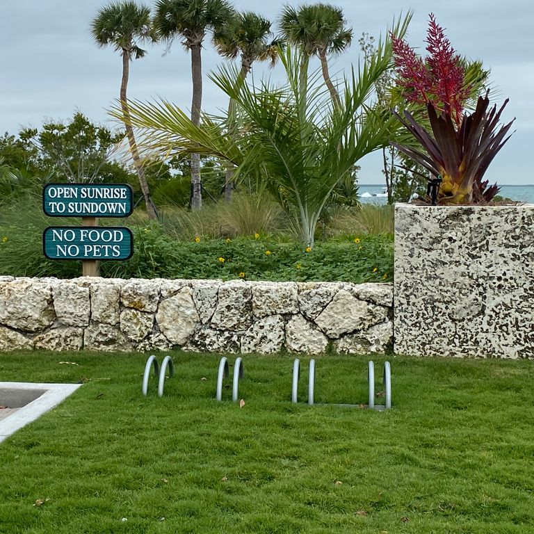 The image shows this material being used in a landscape wallstone application.