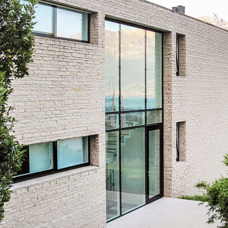 Application image for Bavarian Limestone - Beige. The image shows this material being used for full bed veneer and thin veneer. The surface finish shown is split-face. The dominant color shown is beige. The color mix creates a warm feeling. Regular color pattern.