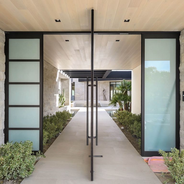 Application image for Bavarian Gray Limestone. The image shows this material being used in a thin veneer application. The surface finish shown is split-face. The dominant color shown is gray. The color mix creates a warm feeling.