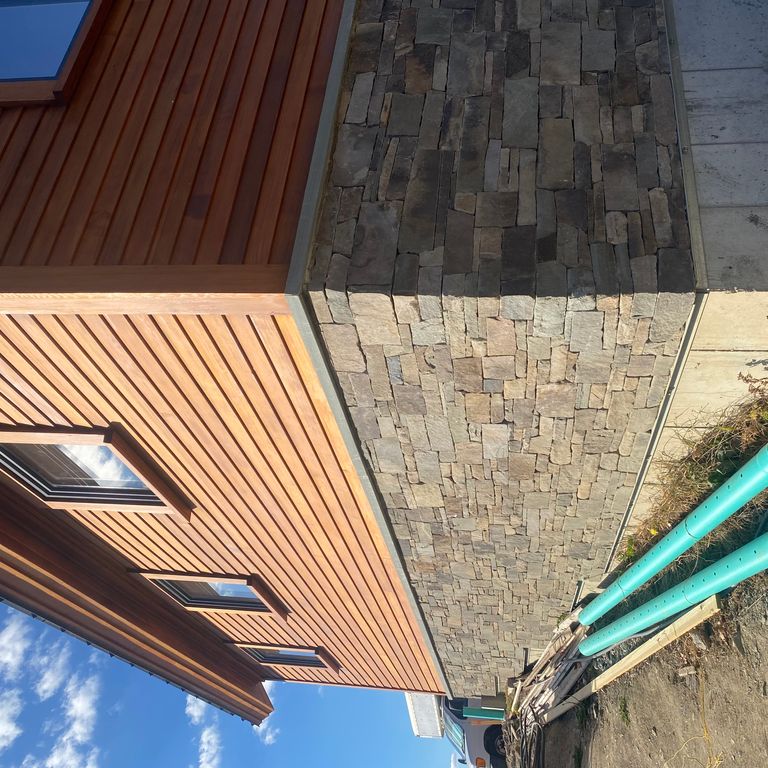 Application image for Fieldstone - Pennsylvania. The image shows this material being used in a thin veneer application. The surface finish shown is split-face. Dominant colors shown are beige, brown and tan. The color mix creates a warm feeling.