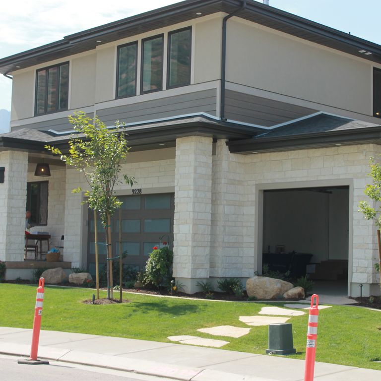 Application image for Blanco Limestone. The image shows this material being used for full bed veneer and thin veneer. The surface finish shown is split-face. The dominant color shown is white; with a cream secondary. The color mix creates a warm feeling. Solid color pattern.