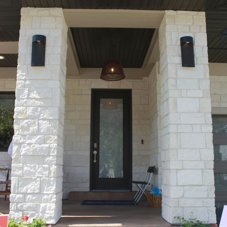 Application image for Blanco Limestone. The image shows this material being used for full bed veneer and thin veneer. The surface finish shown is split-face. The dominant color shown is white; with a cream secondary. The color mix creates a warm feeling. Solid color pattern.