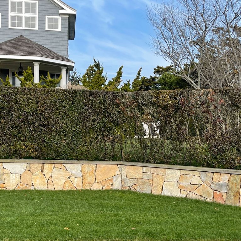 Application image for South Bay Quartzite. The image shows this material being used for full bed veneer and thin veneer. The surface finish shown is split-face. Dominant colors shown are beige, orange/rust and tan; with brown, yellow and cream secondaries. The color mix creates a warm feeling. Regular and blotched color patterns.