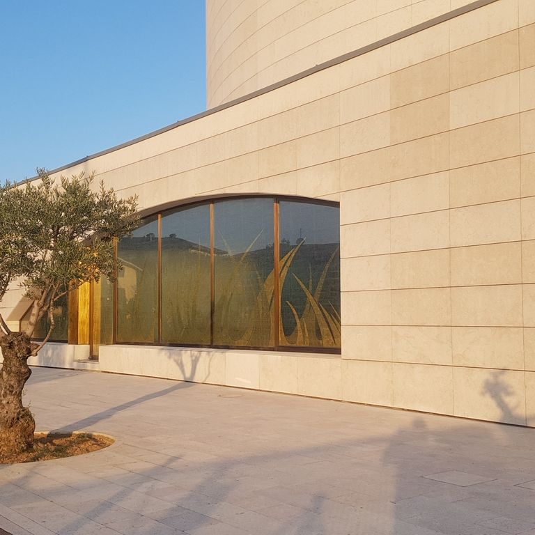 Application image for Veneto Beige Limestone - Veneer. The image shows this product being used in a full bed veneer application. Dominant colors shown are beige, tan and cream. The color mix creates a warm feeling.