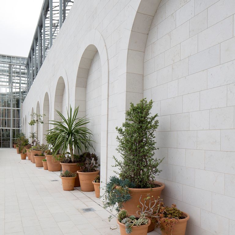 Application image for Veneto Beige Limestone - Veneer. The image shows this product being used in a full bed veneer application. The surface finish shown is sand blasted. Dominant colors shown are beige and cream. The color mix creates a warm feeling.