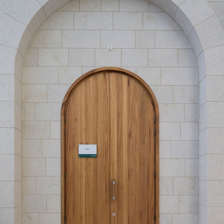 Application image for Veneto Beige Limestone - Veneer. The image shows this product being used in a full bed veneer application. The surface finish shown is sand blasted. Dominant colors shown are beige, tan and cream. The color mix creates a warm feeling.