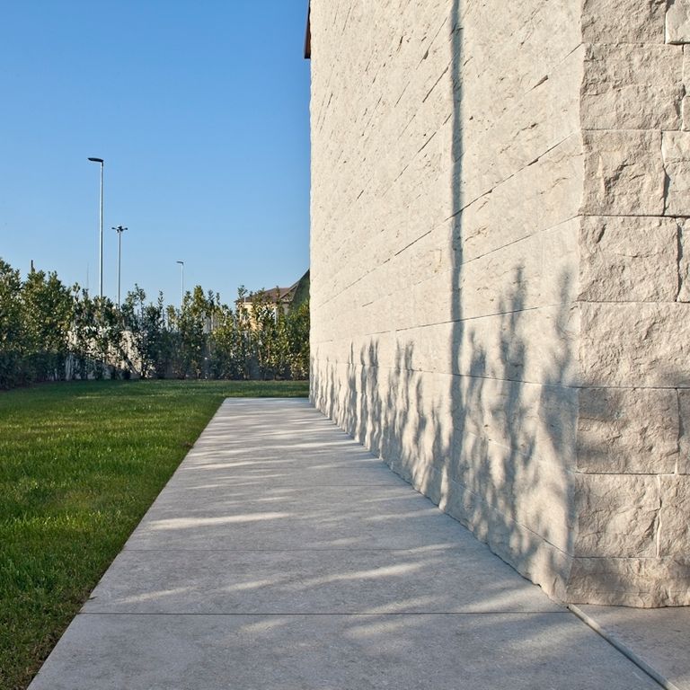 Application image for Veneto Beige Limestone - Veneer. The image shows this product being used in a full bed veneer application. The surface finish shown is split-face. Dominant colors shown are beige and tan. The color mix creates a warm feeling.