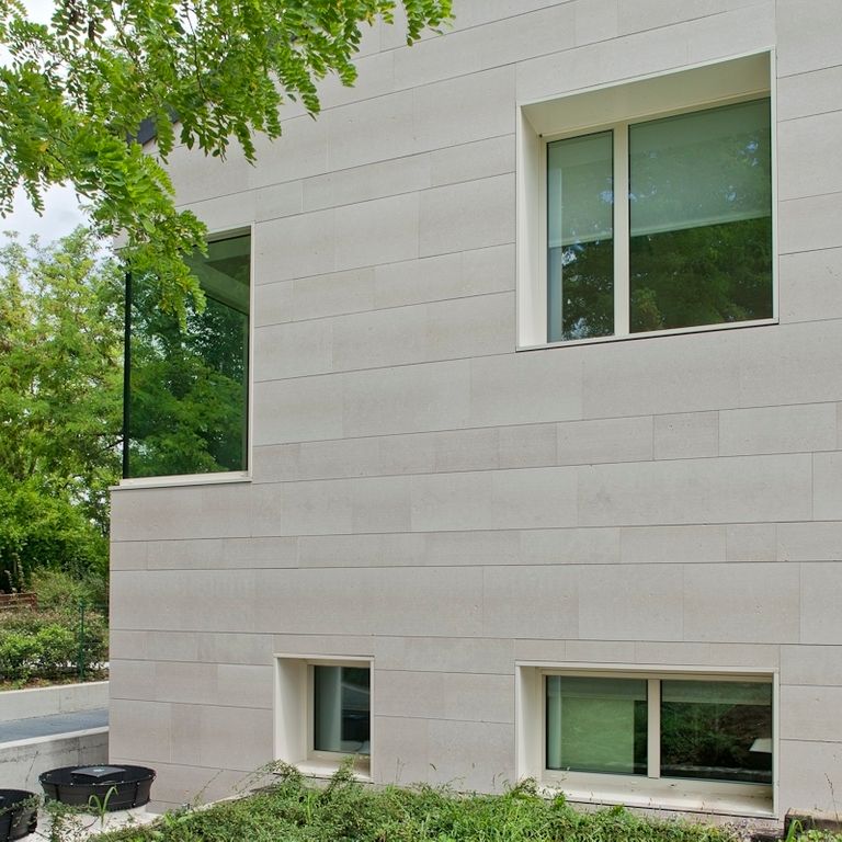 Application image for Veneto Beige Limestone - Veneer. The image shows this product being used in a full bed veneer application. The dominant color shown is beige. The color mix creates a warm feeling.