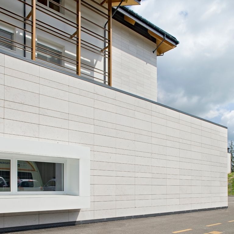 Application image for Veneto Beige Limestone - Veneer. The image shows this product being used in a full bed veneer application. The dominant color shown is beige. The color mix creates a warm feeling.