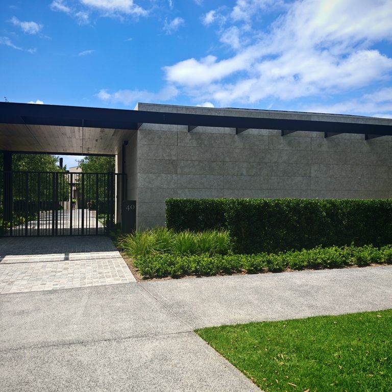 Application image for Veneto Olivo Limestone - Veneer. The image shows this product being used in a full bed veneer application. The surface finish shown is . The dominant color shown is gray.