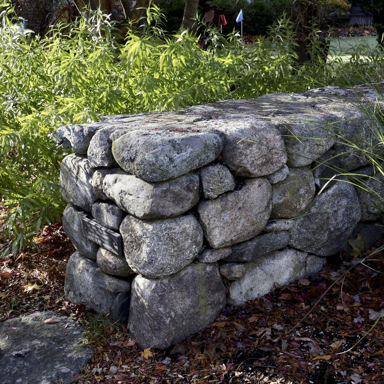 The image shows this product being used in a landscape wallstone application.