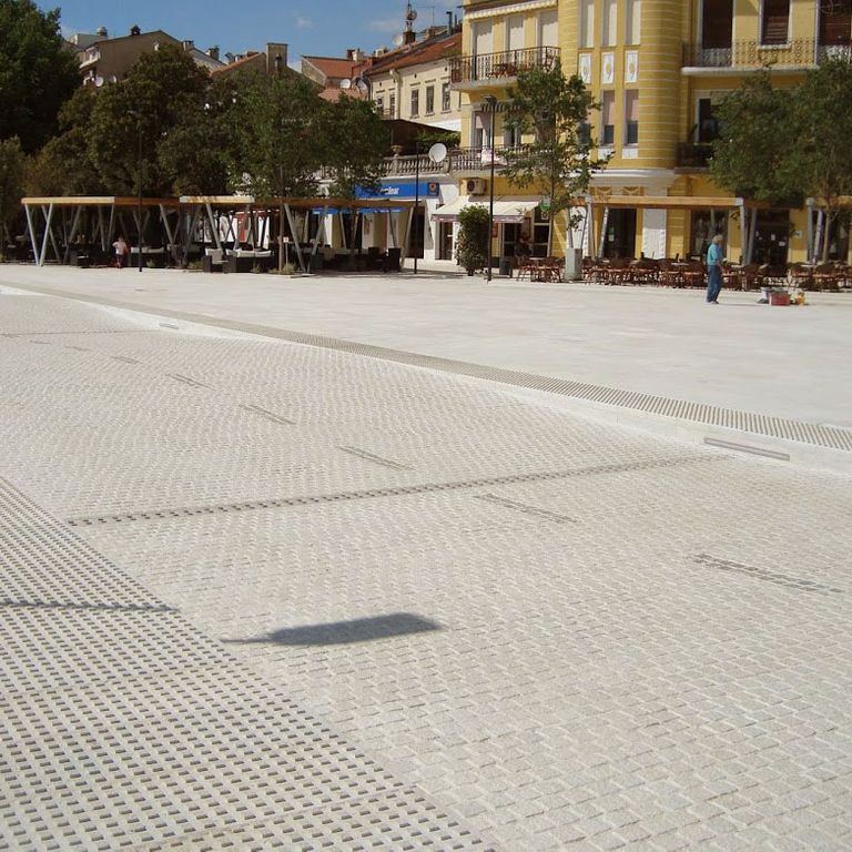 The image shows this product being used in a driveway pavers application.