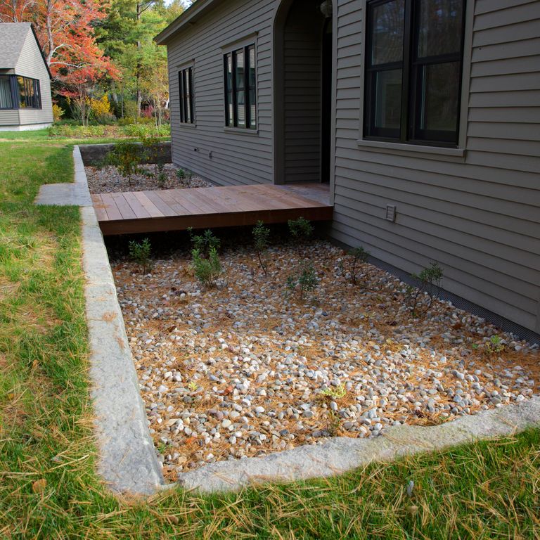 Application image for Reclaimed First Generation Granite Curbstone Edging. The image shows this product being used in a landscape curbing & edging application. This is a landscape stone for outdoor commercial and residential applications. Suitable for general use, freeze-thaw conditions, low heat absorption surfaces, high traffic areas, low slipperiness surfaces and high heel compatibilty situations. Higher to high on the price spectrum.