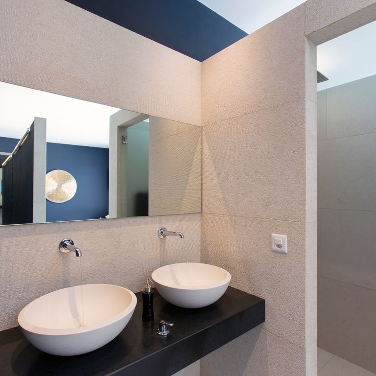 Application image for Mountain Hard Limestone Beige - Wall Veneer. The image shows this product being used in a bath tub & shower application. This is a building stone for indoor and outdoor commercial and residential applications. Suitable for general use, freeze-thaw conditions and low heat absorption surfaces situations. Moderate to high on the price spectrum.
