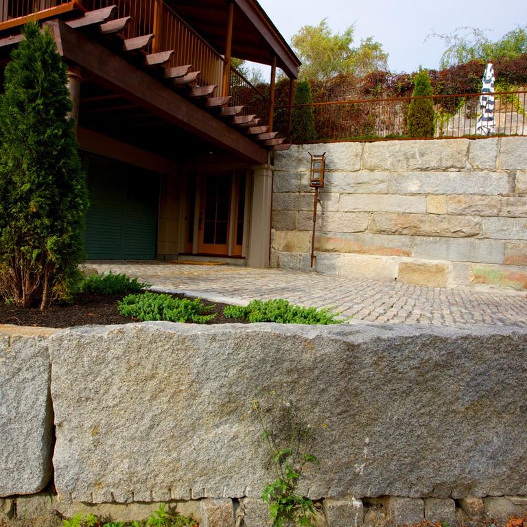 The image shows this product being used in a landscape wallstone application.